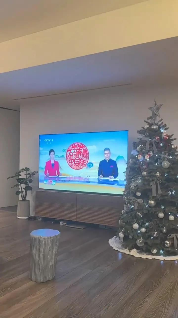 汪小菲一家在台北過年，除夕吃團圓飯配央視《春晚》。翻攝芮和香麻零食記小紅書