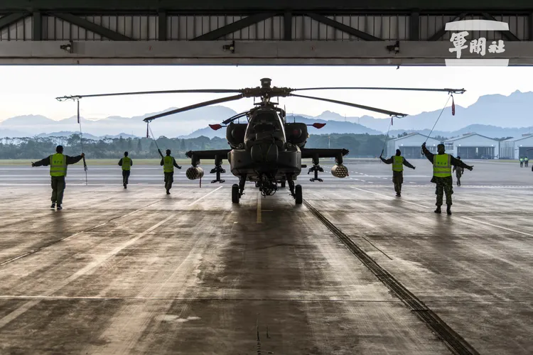 地勤人員於清晨時，實施阿帕契攻擊直升機拖機作業。軍聞社記者蔡枋澐攝