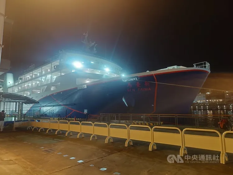 受濃霧影響，馬祖南竿、北竿機場15日全日暫停起降，交通船「新台馬輪」從南竿疏運旅客回到基隆港。中央社