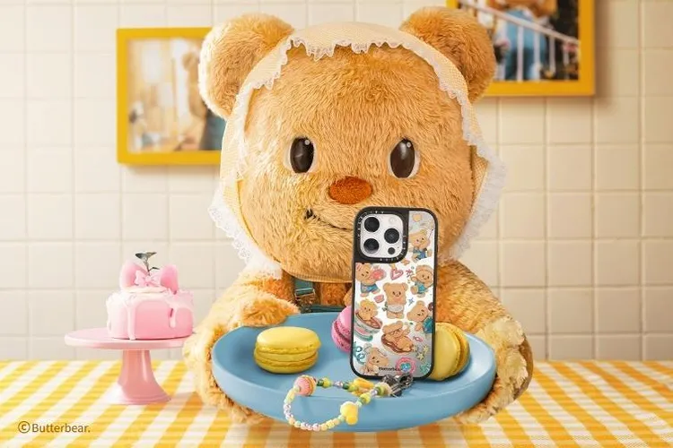 以春日甜點為靈感的奶油小熊手機殼，結合蛋糕、冰淇淋等元素與奶油黃色調，替忙碌日常注入一抹甜甜療癒感。CASETiFY提供
