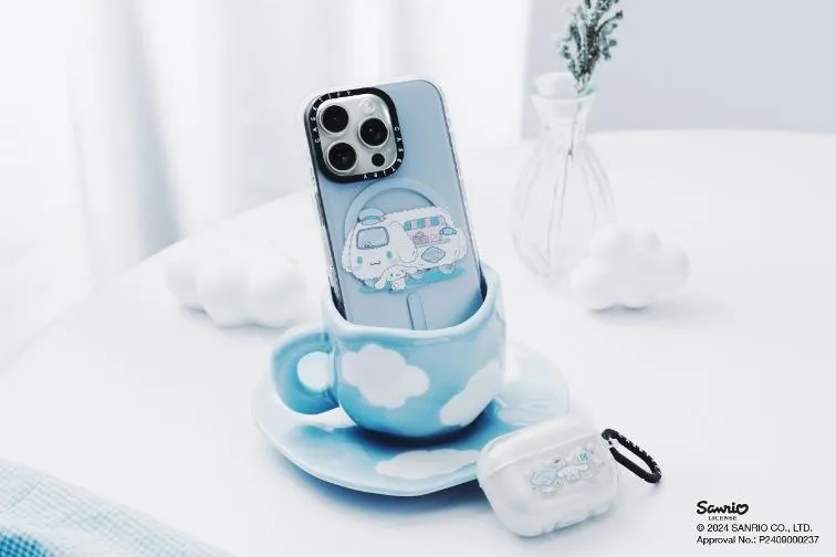 大耳狗喜拿聯名以夢幻咖啡廳為主題，搭配清新淺藍色調與精緻甜點圖案，讓手機瞬間變身溫柔系療癒小物。CASETiFY提供