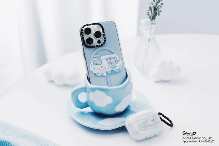 大耳狗喜拿聯名以夢幻咖啡廳為主題，搭配清新淺藍色調與精緻甜點圖案，讓手機瞬間變身溫柔系療癒小物。CASETiFY提供