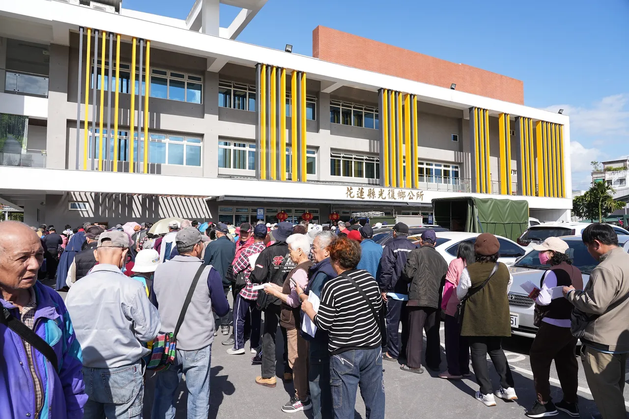 民眾排隊領取敬老金。彭欣偉攝