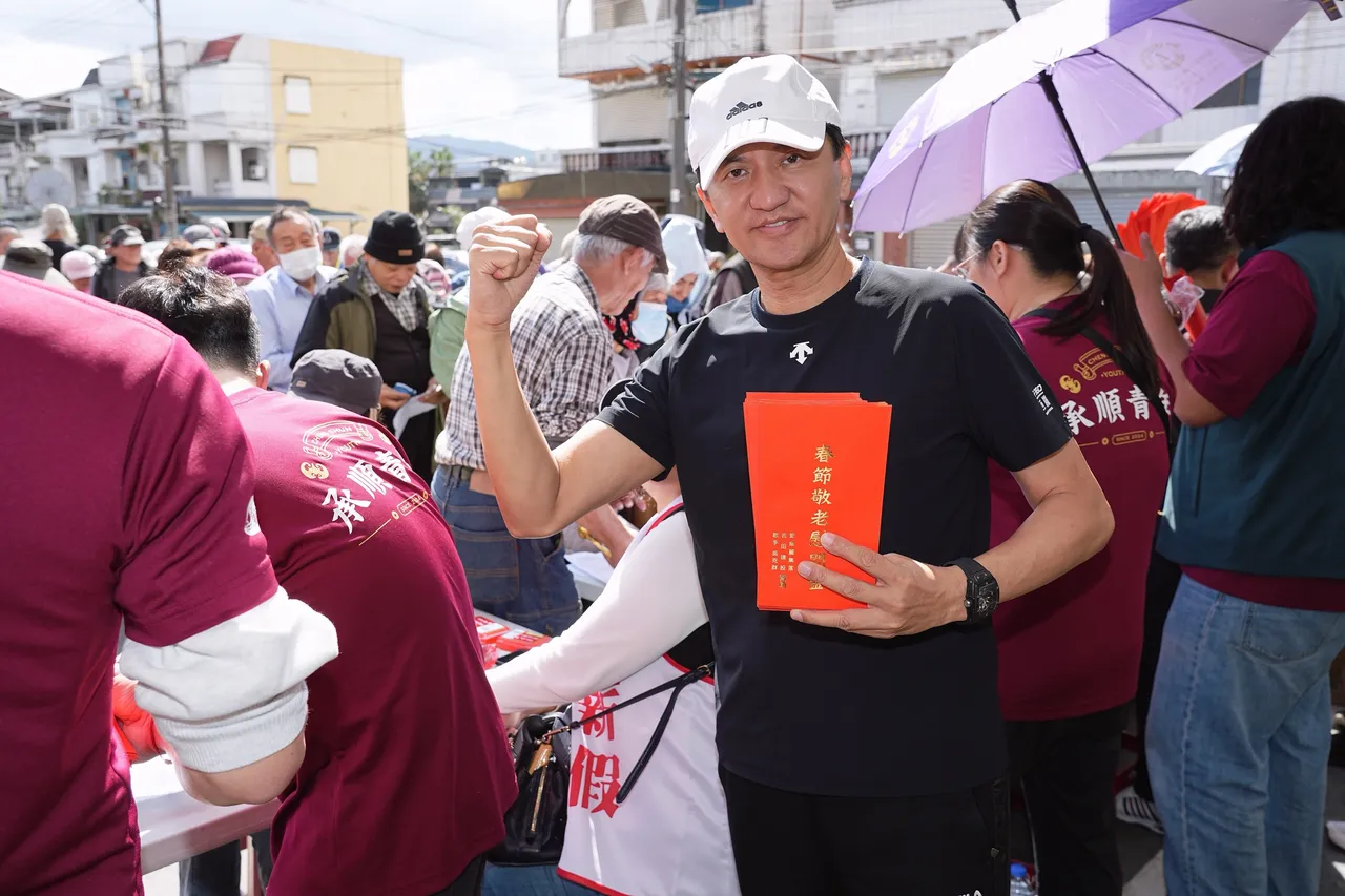 常如山在現場發放敬老金。彭欣偉攝