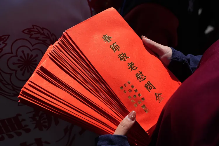 給予鄉民的敬老金紅包。彭欣偉攝