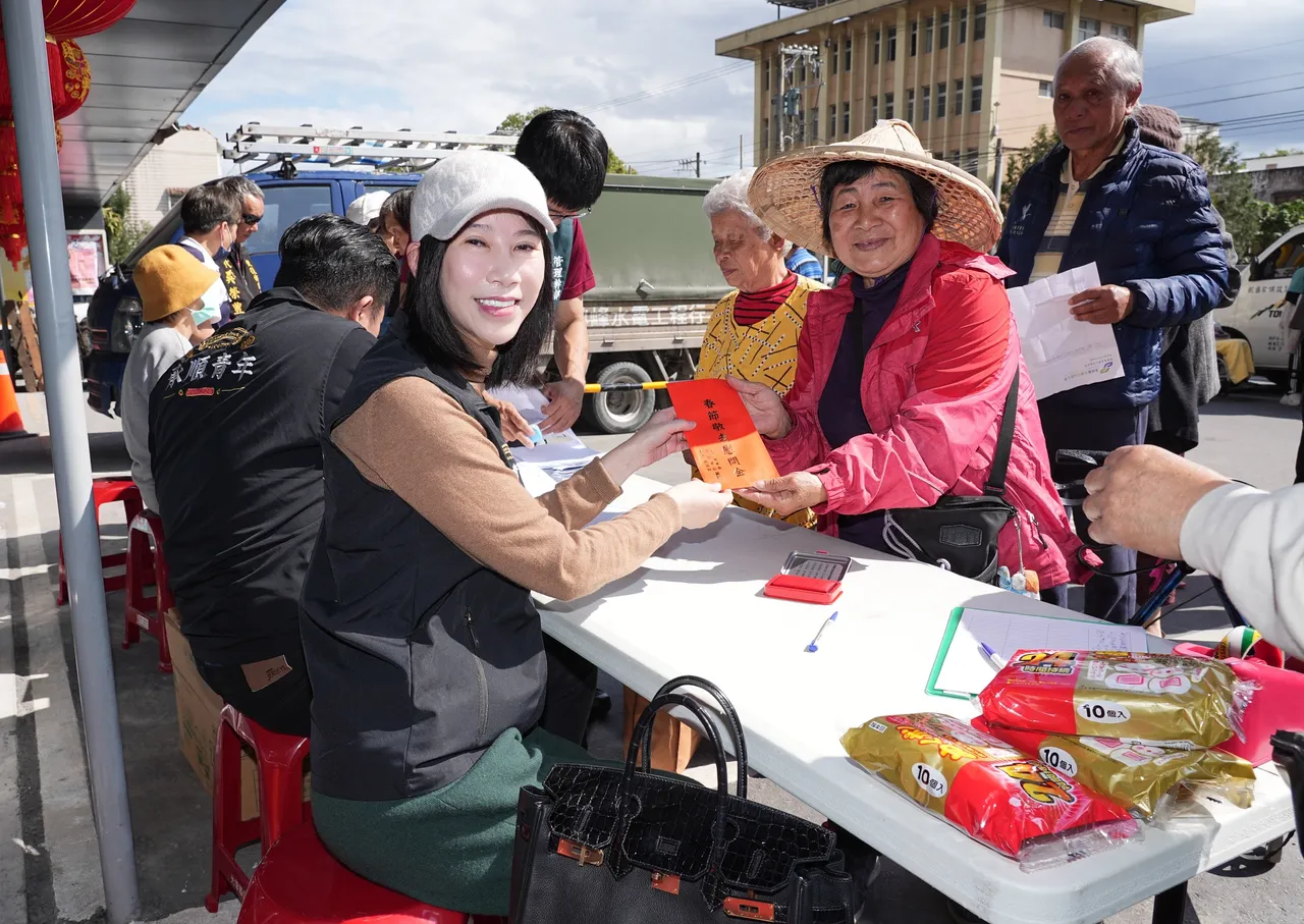 愛爾麗集團董事長劉貞華發放敬老金。彭欣偉攝