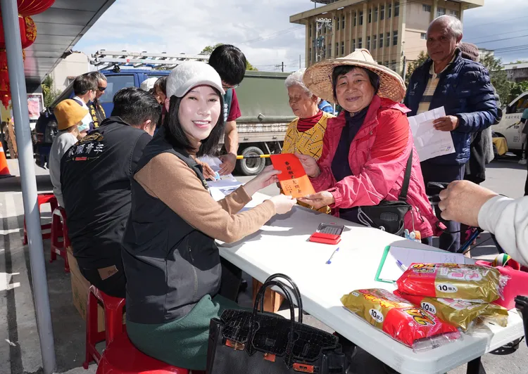 愛爾麗集團董事長劉貞華發放敬老金。彭欣偉攝