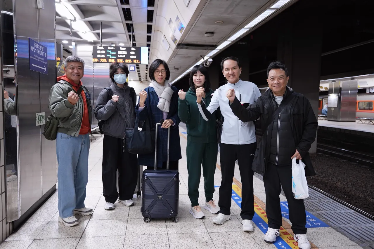 致理科技大學教授何啟聖（左起）、愛爾麗管理部黃敬詠、蓋婭董事長江淑鈴 、愛爾麗集團董事長劉貞華、愛爾麗集團總裁常如山、愛爾麗集團特助張富榮今清晨６點半出發至花蓮。彭欣偉攝