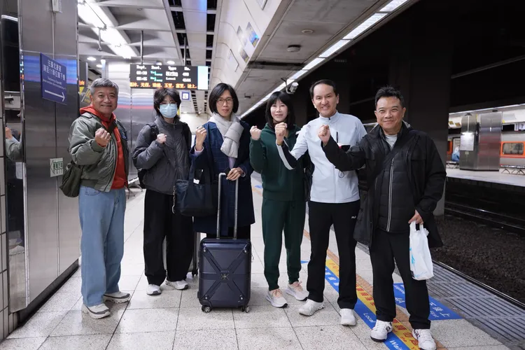 致理科技大學教授何啟聖（左起）、愛爾麗管理部黃敬詠、蓋婭董事長江淑鈴 、愛爾麗集團董事長劉貞華、愛爾麗集團總裁常如山、愛爾麗集團特助張富榮今清晨６點半出發至花蓮。彭欣偉攝