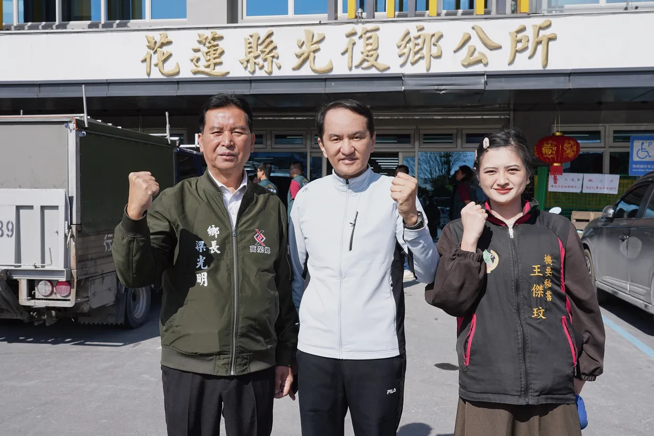 愛爾麗集團總裁常如山（中）與花蓮萬榮鄉長梁光明（左一）合照。彭欣偉攝