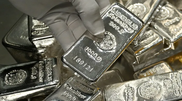 白銀過去一年漲幅絲毫不遜色於黃金。路透社