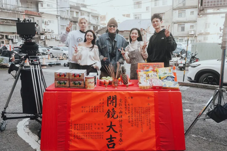 《無法計算的青春》導演李伯恩(中)與四位新生代主演邱以太(右起)、何曼希、曾薀帆、姜勝勛合影。柒拾陸號原子提供
