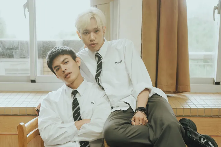 邱以太(左)在《無法計算的青春》裡飾演可以看到「世⼈積分數值」能⼒能力的高中生，姜勝勛(右)則是校內風雲人物。柒拾陸號原子提供