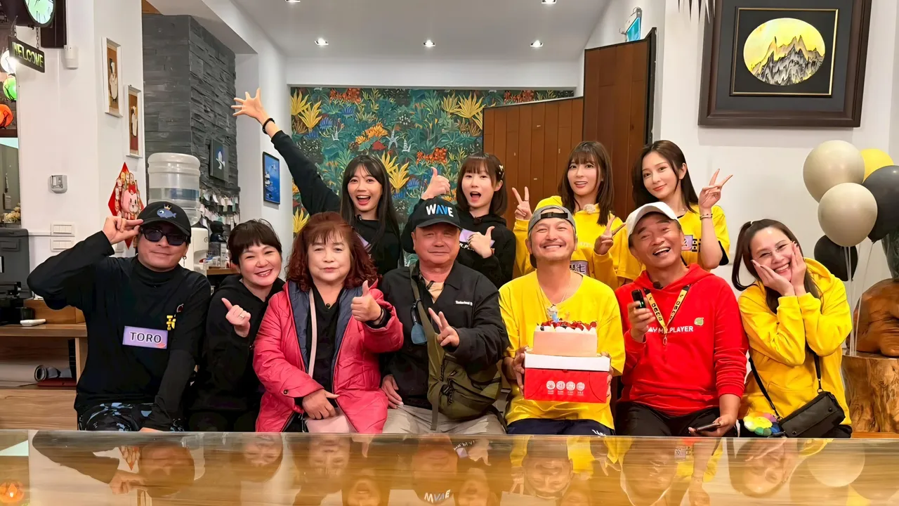 KID（右三）過生日，吳宗憲（右二）和藝人們為他慶生。綜藝玩很大提供