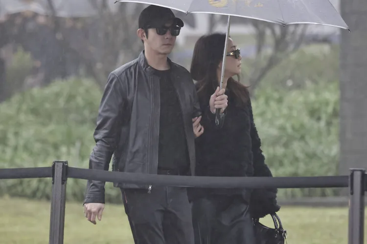 日前大S紀念雕像揭幕儀式，王柏傑(左起)與謝欣穎手挽手共撐一把傘現身。特勤中心攝