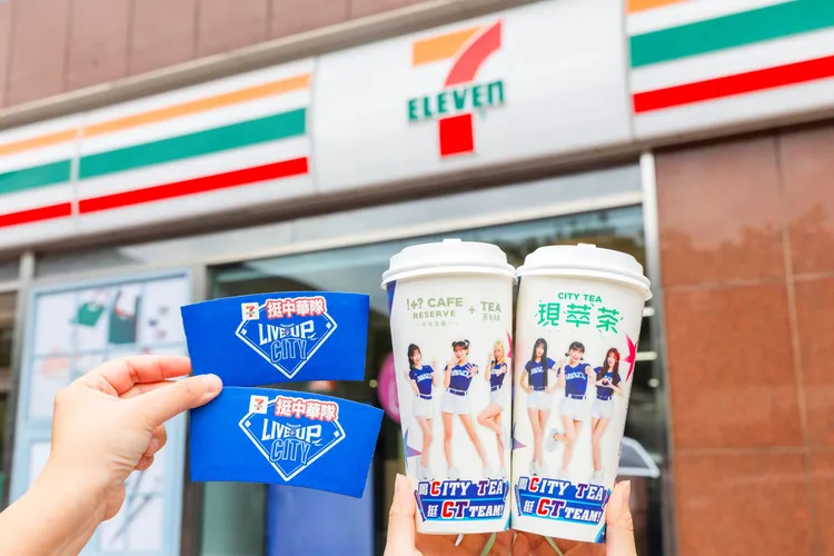 旗下茶飲將推出挺中華隊聯名杯與杯套，一次購買4杯再隨機贈送CT AMAZE紀念小物一份。7-ELEVEN提供