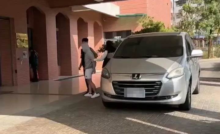 17歲少年帶槍投案，被警方帶回偵辦。民眾提供