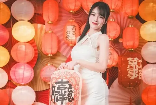 啦啦隊女神岱瑩初三陪家人　甜送粉絲新年祝福
