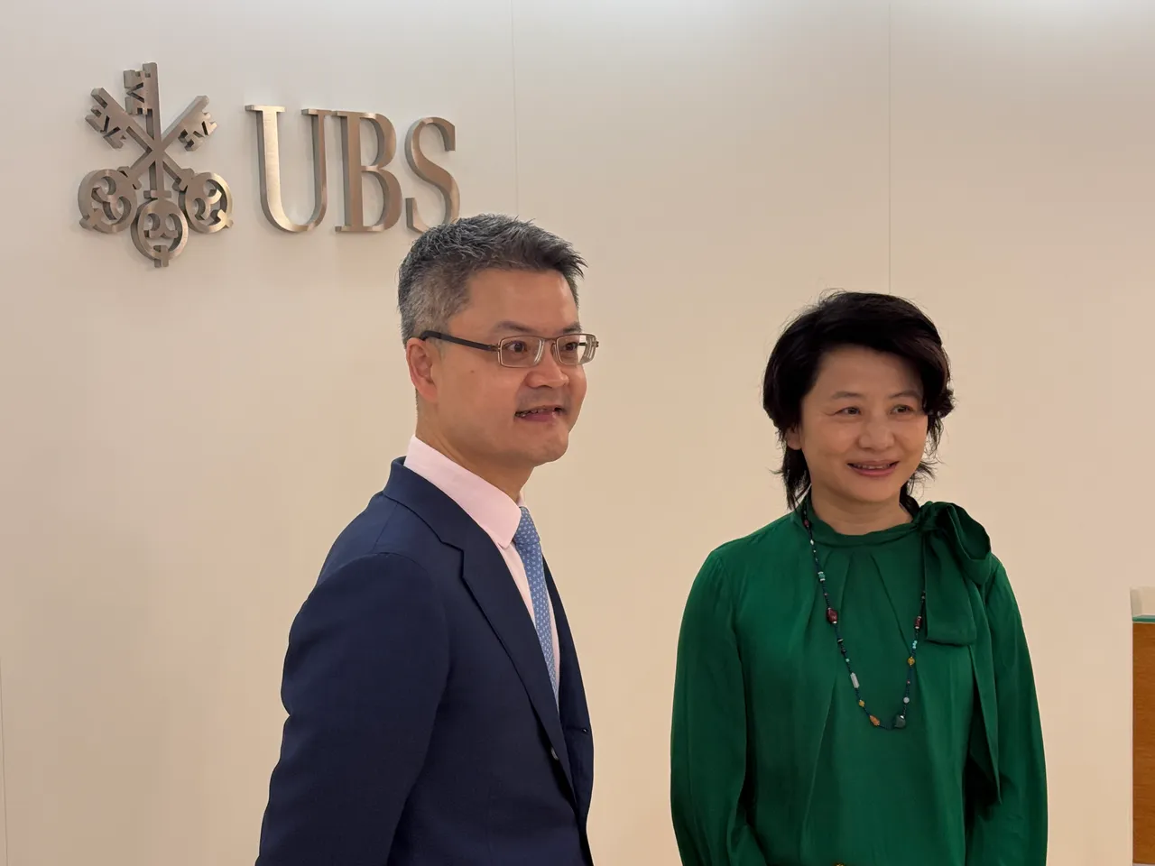 瑞銀集團台灣區負責人蘇韋毓（左）、瑞銀財富管理投資總監辦公室大中華區投資總監暨亞太區宏觀經濟主管胡一帆（右）。呂承哲攝