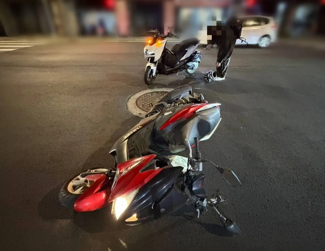 騎士在路口對撞，2人輕傷。翻攝畫面