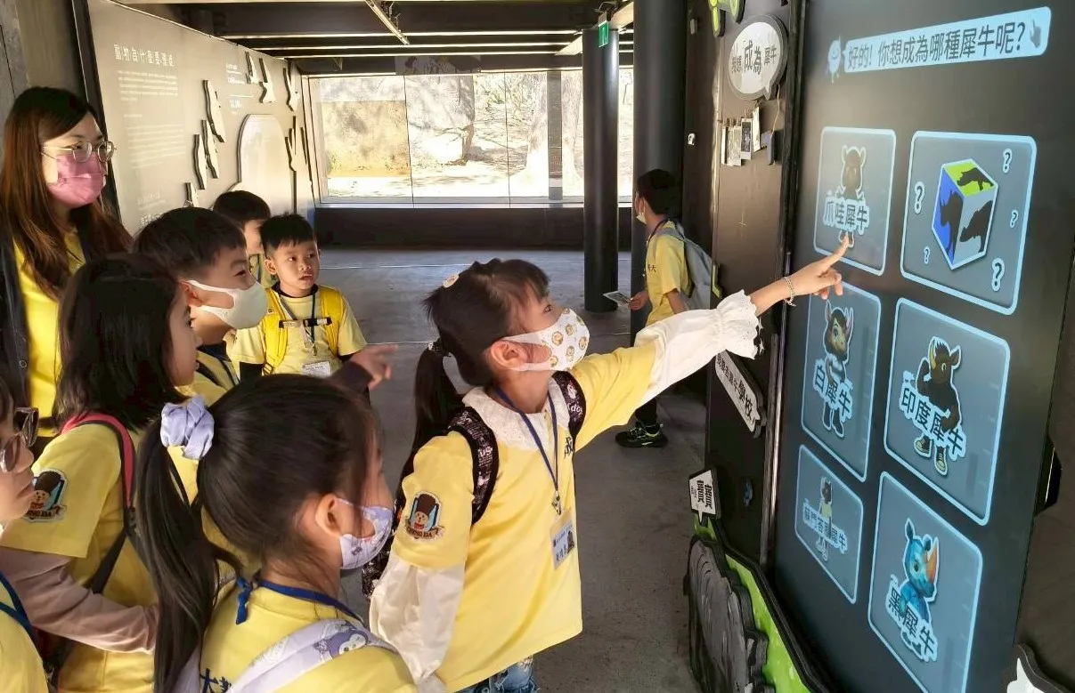 小朋友在犀牛廊道體驗「犀牛魔鏡」。翻攝畫面