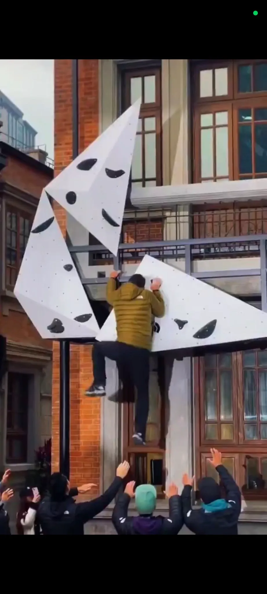 攀爬難度有如幼兒園等級。翻攝自X