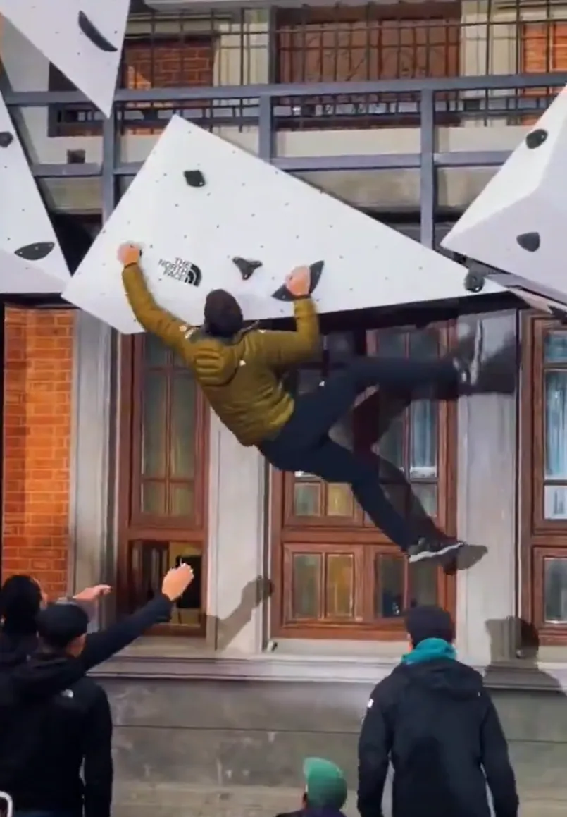 霍諾德穿羽絨衣就直接爬了起來。翻攝自X