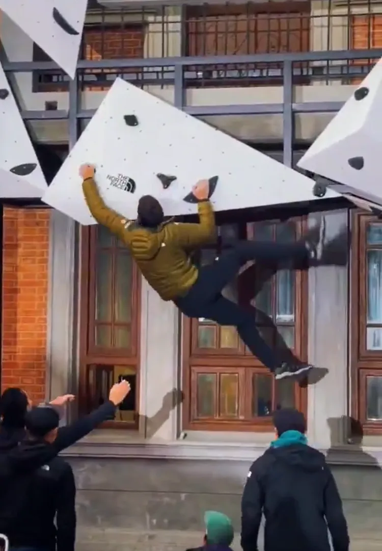 霍諾德穿羽絨衣就直接爬了起來。翻攝自X