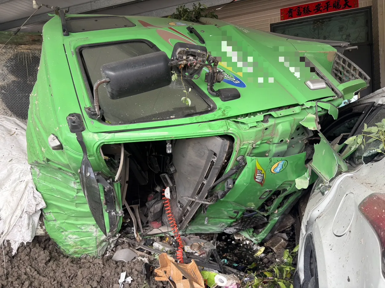 拖板車頭撞爛。警方提供