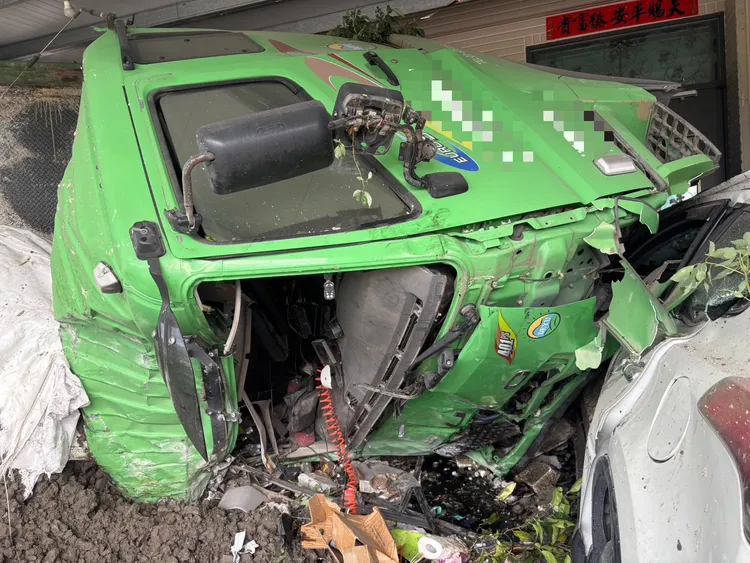 拖板車頭撞爛。警方提供