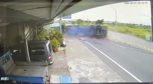 恐怖車禍!拖板車失控側翻起火撞民宅　司機飛出車外當場死亡