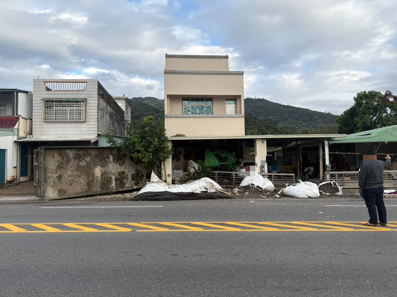 遭車禍波及的民宅。警方提供
