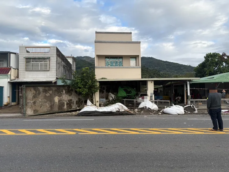 遭車禍波及的民宅。警方提供