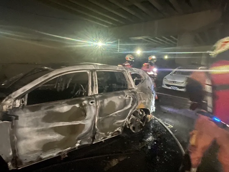 消防人員到場灌救。翻攝畫面