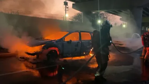 新竹左岸棒球場旁小客車全面燃燒變火球　竟是55歲女引火自焚