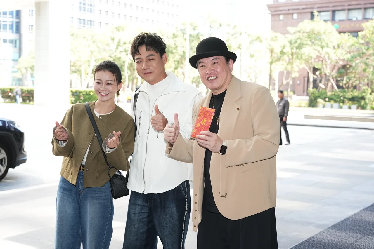 康康（右）和陳隨意夫婦一起合影。彭欣偉攝