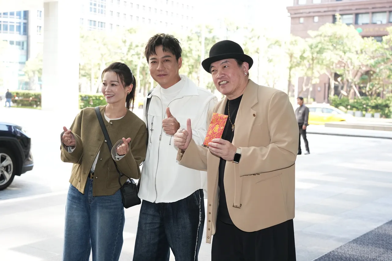 康康（右）和陳隨意夫婦開心參加婚禮。彭欣偉攝影