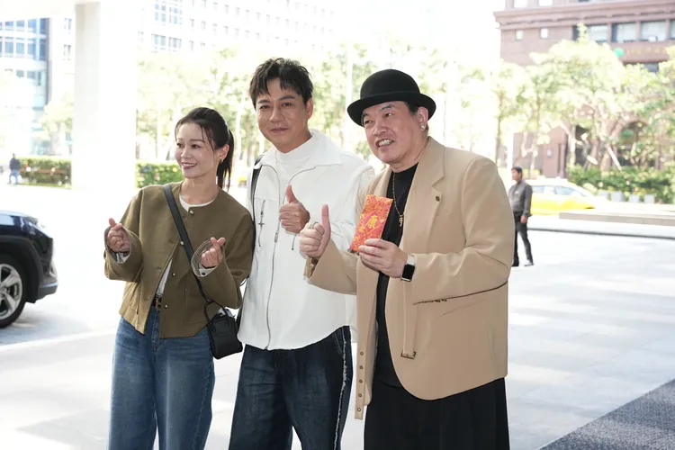 康康（右）和陳隨意夫婦開心參加婚禮。彭欣偉攝影