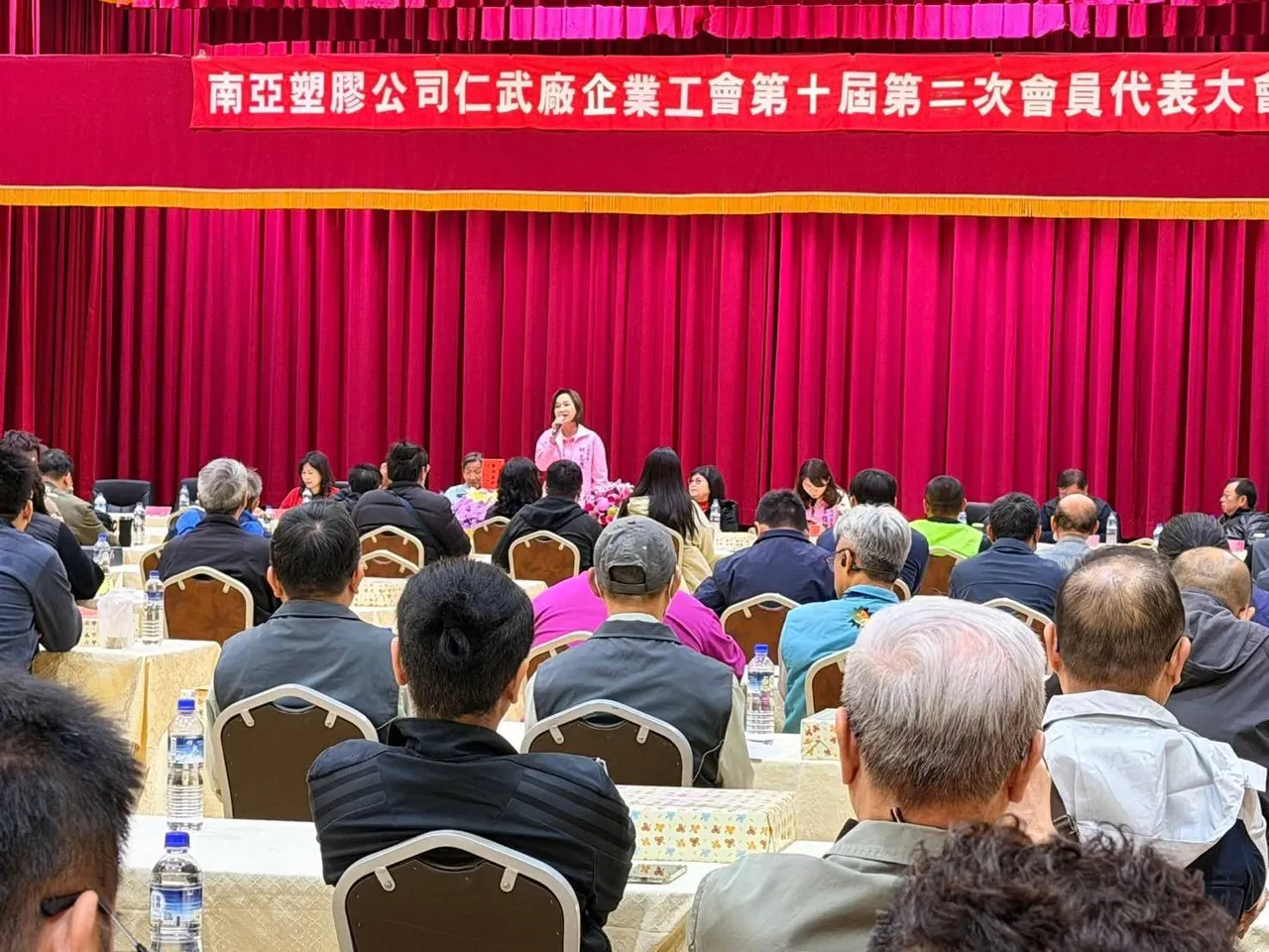 柯志恩10日出席台塑集團南亞企業工會會員代表大會，並與多個企業及職業工會理事長進行擴大座談。翻攝畫面