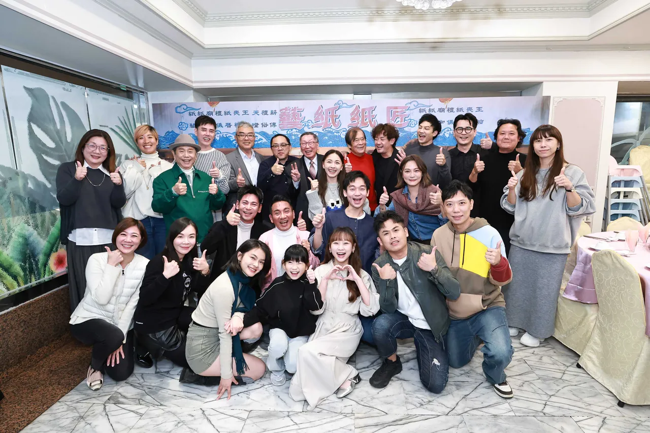 《阿松與阿暖》主要演員與幕後團隊齊聚殺青酒。民視提供