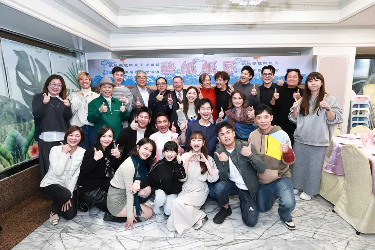 《阿松與阿暖》主要演員與幕後團隊齊聚殺青酒。民視提供