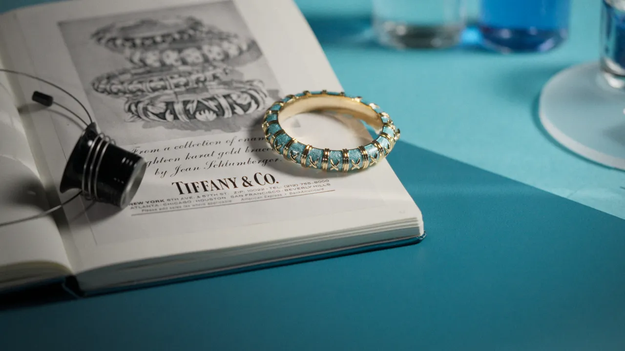 Jean Schlumberger by Tiffany Tiffany Blue金箔珐瑯Croisillon手環。品牌提供
