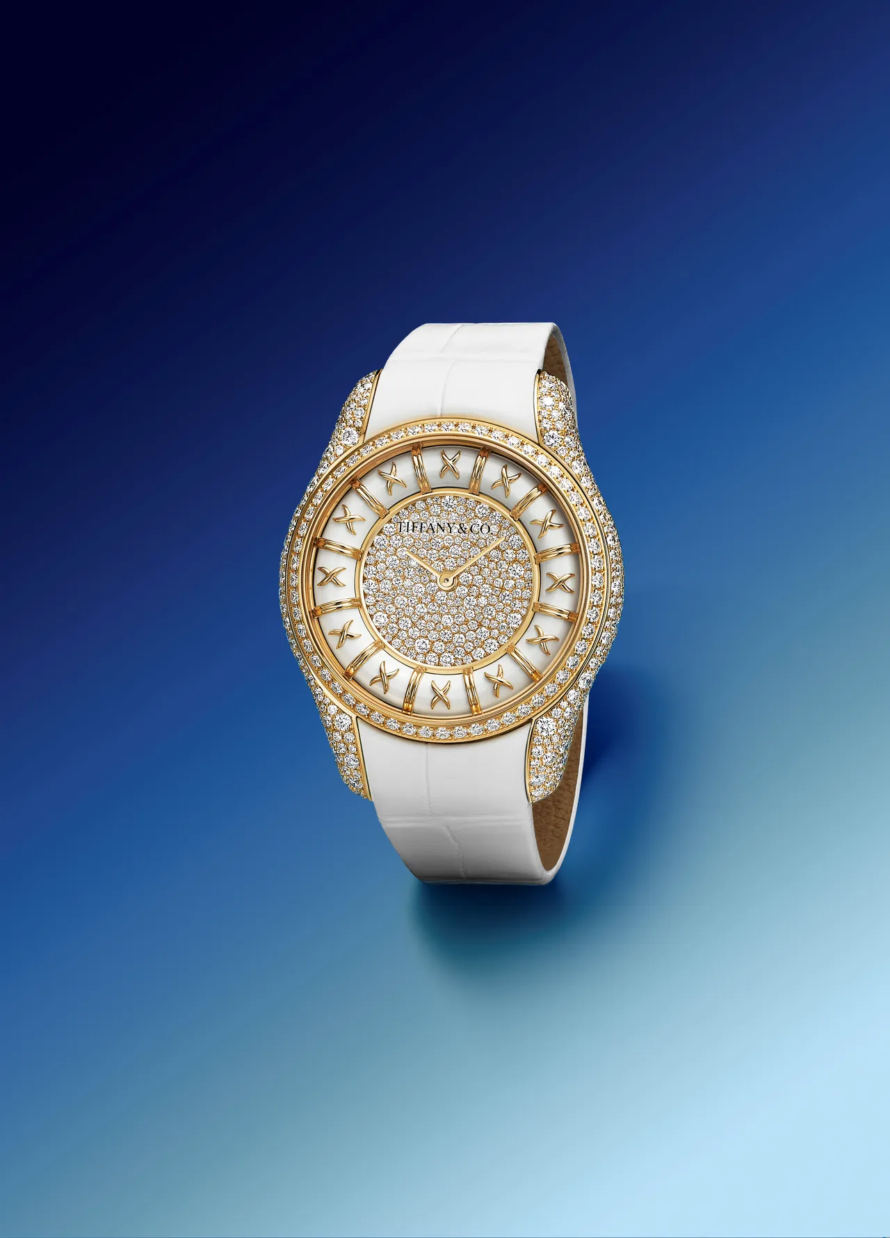 Tiffany Enamel黃K金白色琺瑯鋪鑽腕錶，36mm，黃K金錶殼，中央鑲鑽圓盤，腕錶共鑲嵌 613顆鑽石，白色短吻鱷魚皮錶帶，高效能石英機芯。品牌提供
