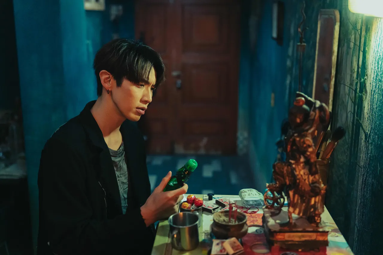 柯震東詮釋三太子乩身斬妖除魔。Netflix提供