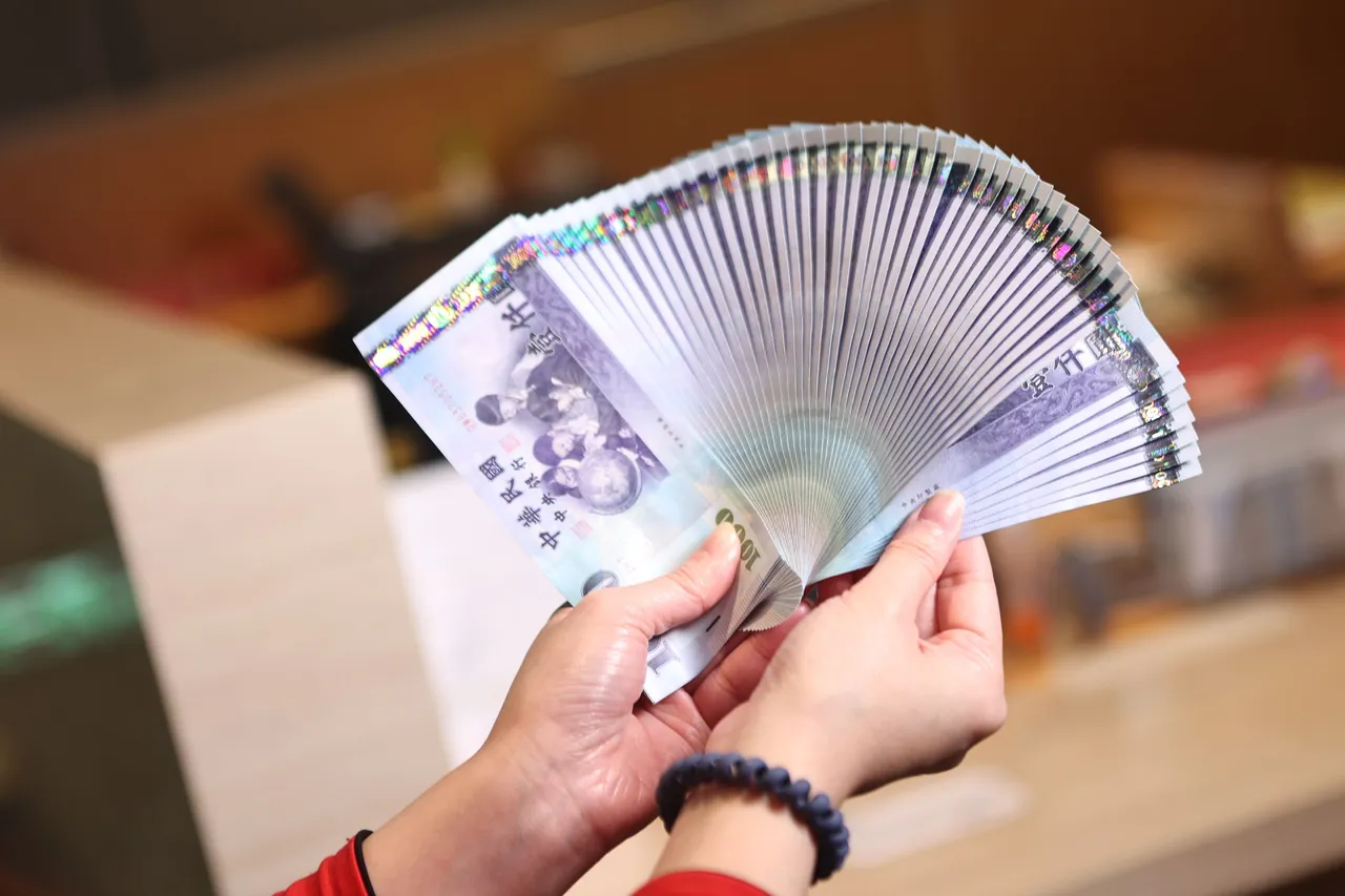 紅包年終獎金放大術！4大方向布局　台股打底、美股AI再到債券配置