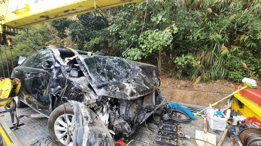 車頭全毀！交趾陶大師嘉義車禍墜百米茶園奇蹟生還　搶救後脫離險境