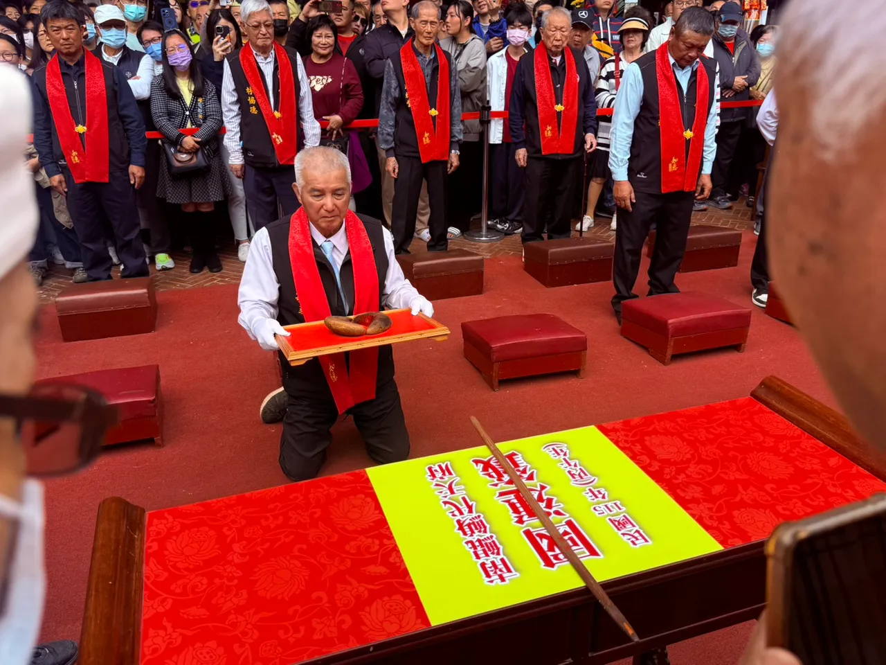 南鯤鯓代天府抽出國運籤。翻攝畫面