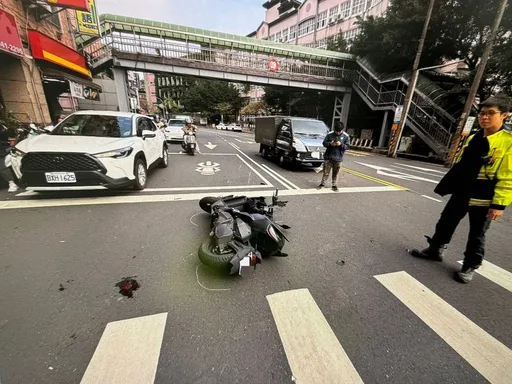 車速疑過快閃不過貨車尾！　新店男騎士慘「犁田」手傷腳骨折　