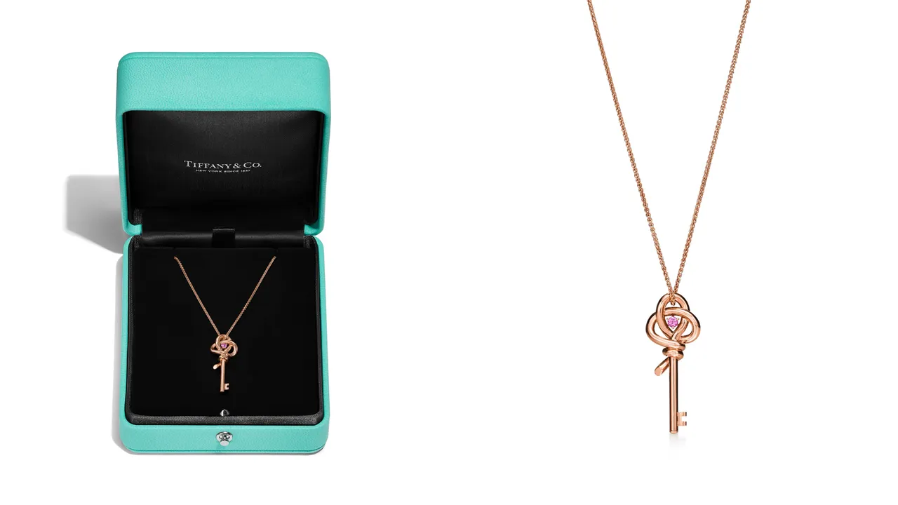 Tiffany Knot迷你鑰匙鍊墜，18K玫瑰金鑲嵌粉紅藍寶石。品牌提供