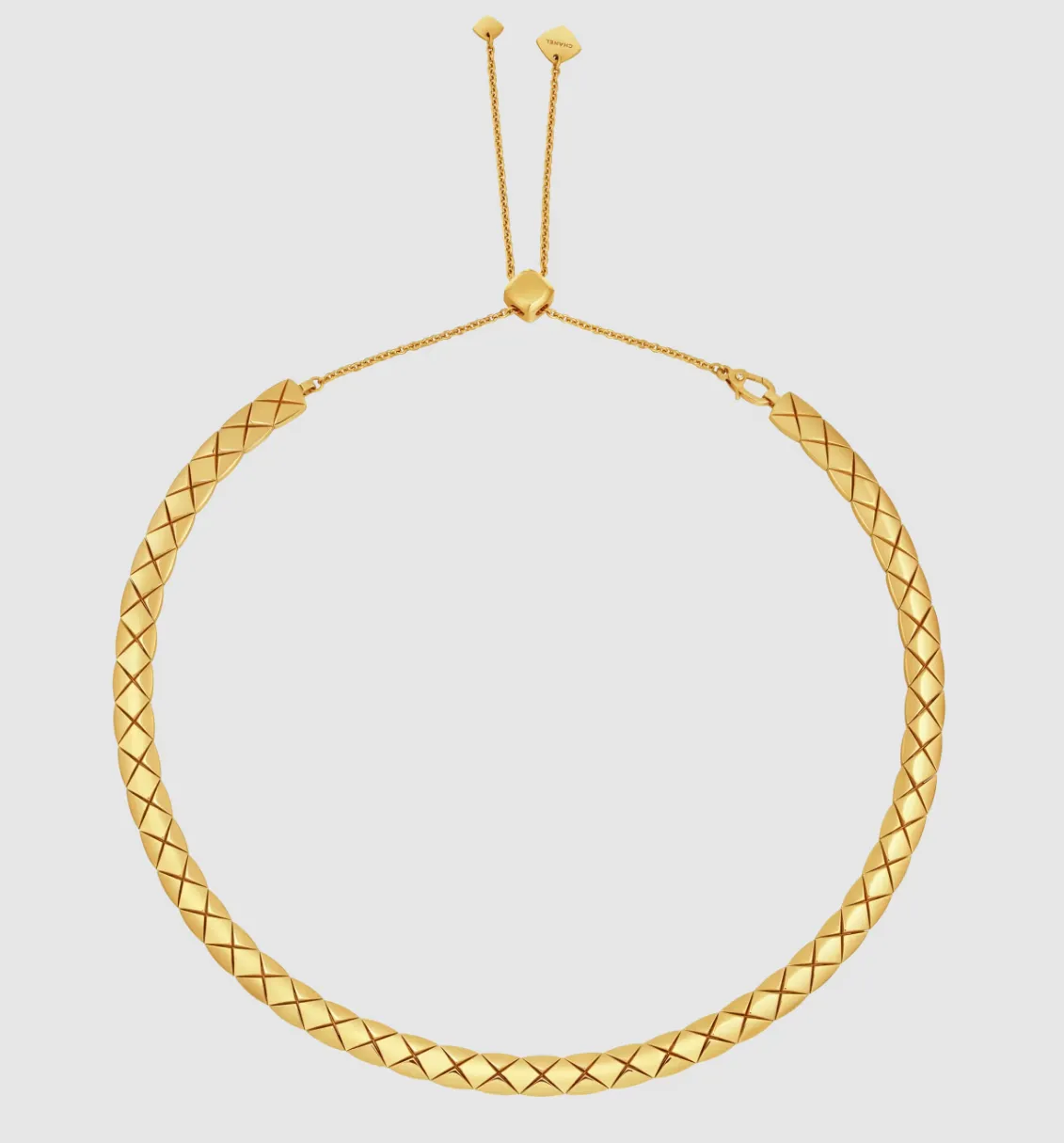 Coco Crush柔軟短項鍊，菱格紋圖騰，18K黃金，94萬6000元。翻攝官網
